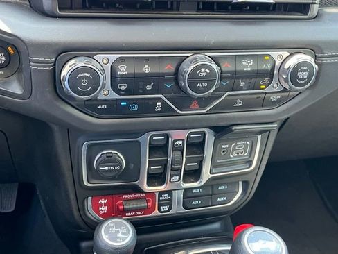 Used 2025 Jeep Wrangler Unlimited Rubicon 4xe w/ Convenience Group AWD/4WD image 23