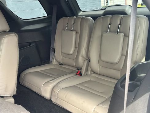 Used 2014 Ford Explorer XLT w/ Equipment Group 202A AWD/4WD image 18