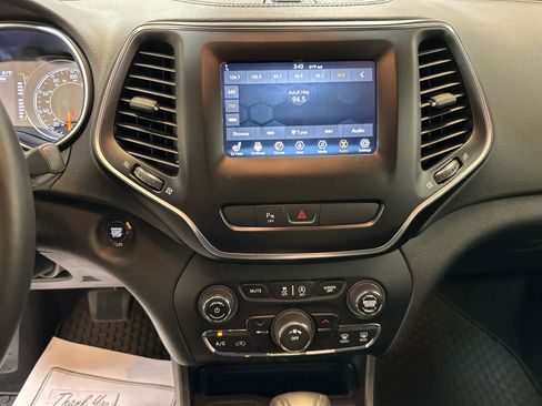 Used 2019 Jeep Cherokee Latitude Plus w/ Cold Weather Group image 5