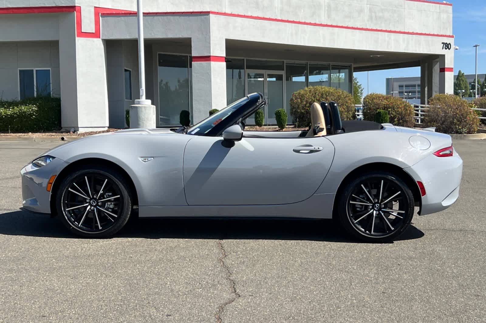 Used 2024 MAZDA MX-5 Miata Grand Touring RWD image 4