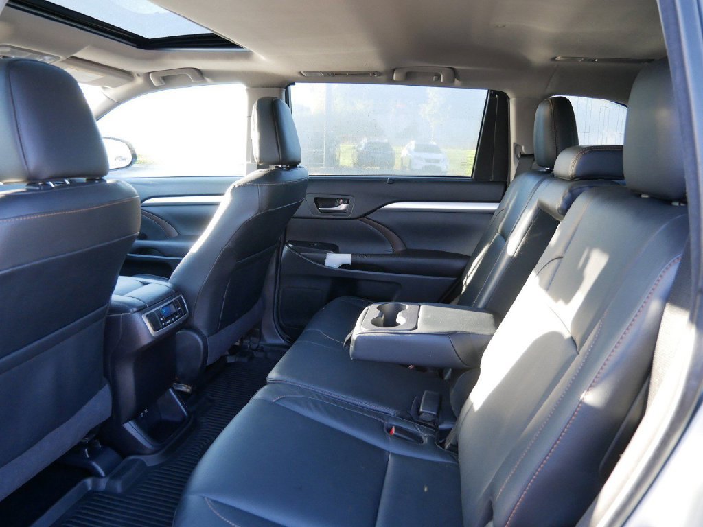 Used 2017 Toyota Highlander XLE AWD/4WD image 11