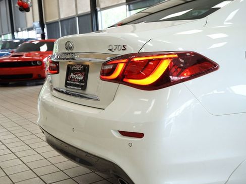 Used 2018 INFINITI Q70 Luxe w/ Sport Package AWD/4WD image 16