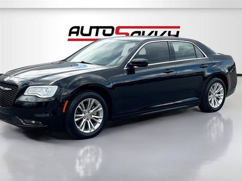 Used 2021 Chrysler 300 Touring w/ Driver Convenience Group image 3