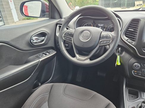 Used 2019 Jeep Cherokee Latitude w/ Popular Appearance Group FWD image 9