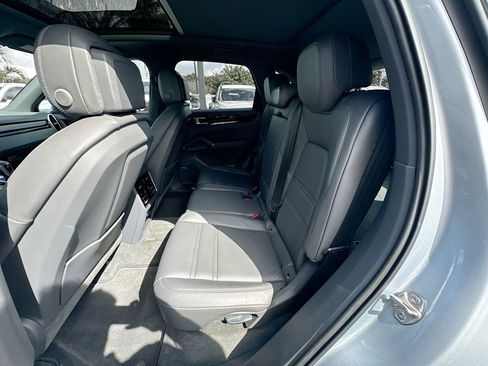 Used 2019 Porsche Cayenne Base image 27