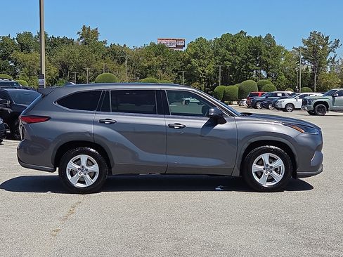 Used 2021 Toyota Highlander LE FWD image 6