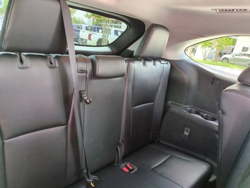 Used 2021 Toyota Highlander XLE FWD image 19