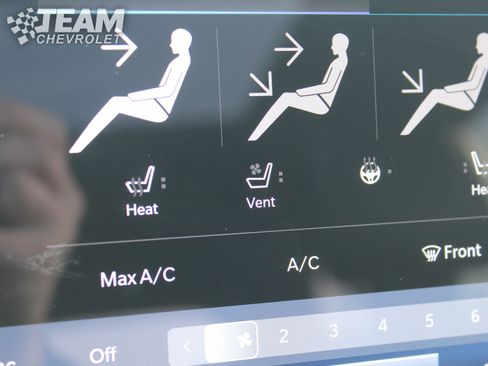 Used 2025 Chrysler Pacifica Limited image 19