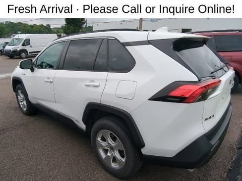 Used 2021 Toyota RAV4 XLE AWD/4WD image 3