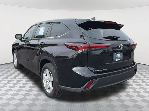 Used 2025 Toyota Highlander LE FWD image 7