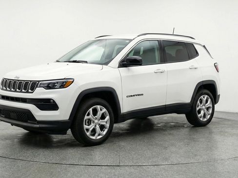 Used 2025 Jeep Compass Latitude AWD/4WD image 3