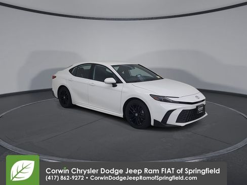 Used 2025 Toyota Camry SE image 4