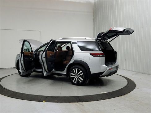Used 2025 Nissan Pathfinder Platinum w/ Black Appearance Package image 13