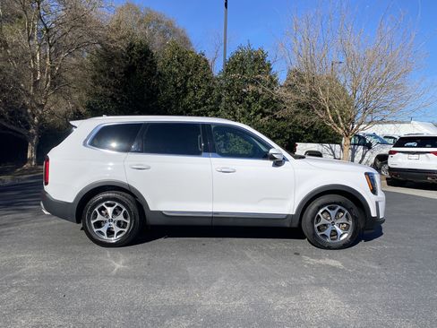 Used 2022 Kia Telluride EX image 10