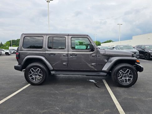 Used 2026 Jeep Wrangler Unlimited Sahara AWD/4WD image 7
