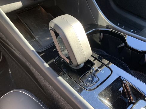 Used 2025 Volvo XC40 B5 Plus image 26