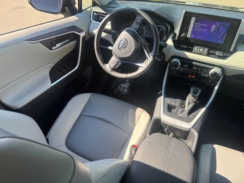 Used 2025 Toyota RAV4 XLE Premium image 20