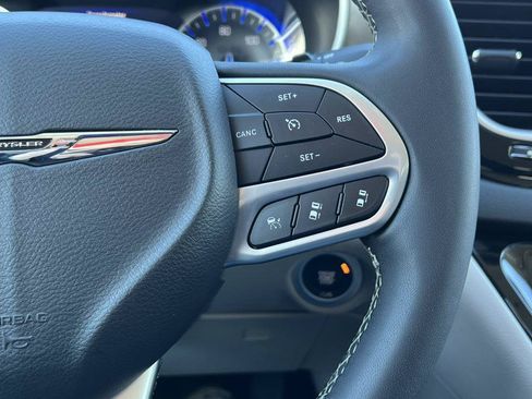 Used 2024 Chrysler Pacifica Touring-L FWD image 20