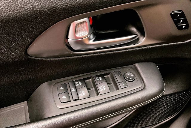 Used 2025 Chrysler Pacifica Select FWD image 37