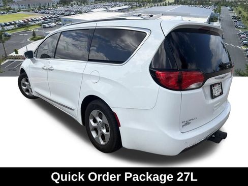 Used 2020 Chrysler Pacifica Touring-L FWD image 3