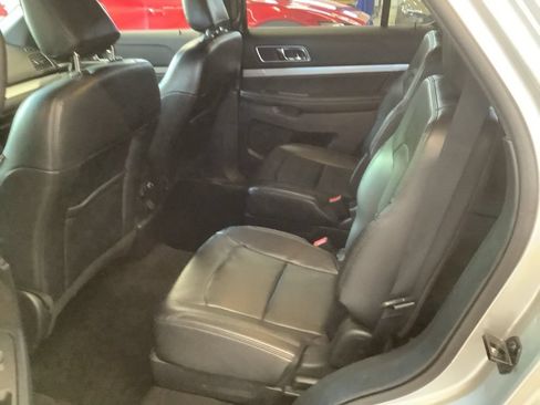 Used 2019 Ford Explorer XLT w/ Equipment Group 202A AWD/4WD image 19