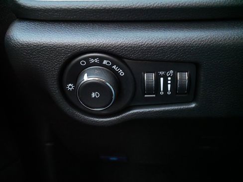 Used 2025 Chrysler Pacifica Select w/ Uconnect Theater Family Group image 26