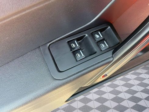 Used 2019 Volkswagen Beetle SE image 12