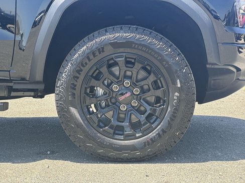 New 2026 GMC Canyon Elevation w/ LPO, Black Badging Package RWD image 28