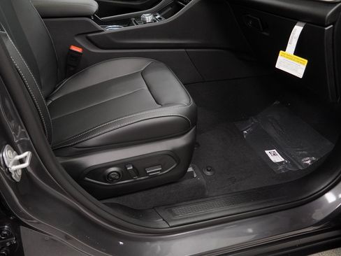 New 2025 Jeep Grand Cherokee Limited image 36