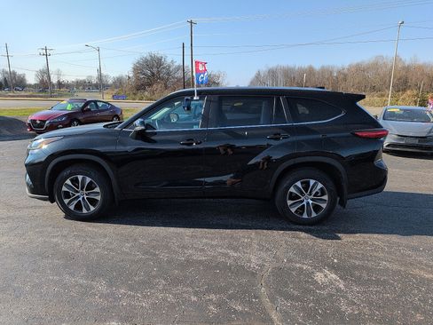 Used 2023 Toyota Highlander XLE image 4
