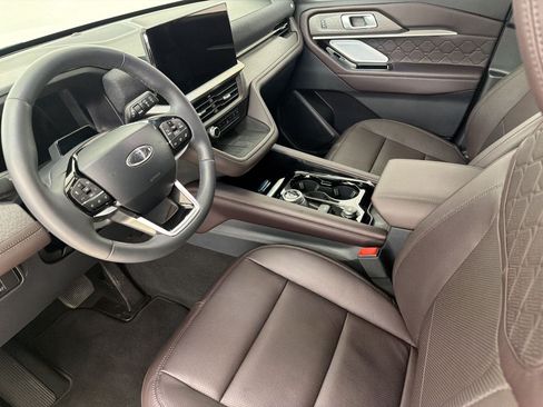 Certified 2025 Ford Explorer Platinum w/ Ultimate Package AWD/4WD image 4