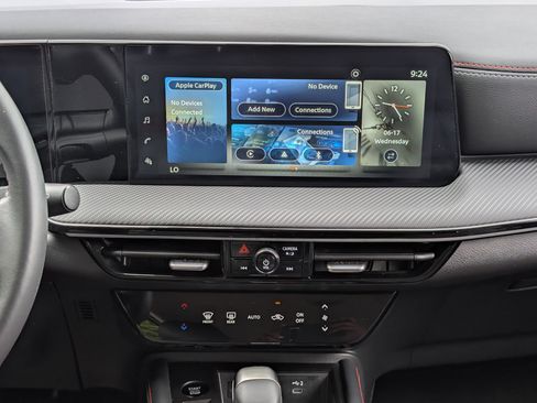 Used 2025 Nissan Kicks SR FWD image 25
