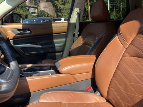 Used 2022 Nissan Pathfinder Platinum w/ Cargo Package image 9