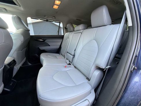 Used 2021 Toyota Highlander XLE AWD/4WD image 17