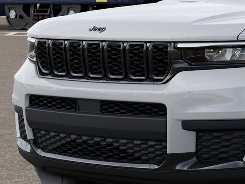 New 2025 Jeep Grand Cherokee L Altitude image 11