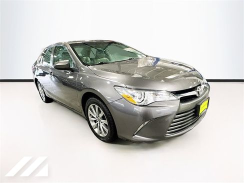 Used 2017 Toyota Camry XLE image 3