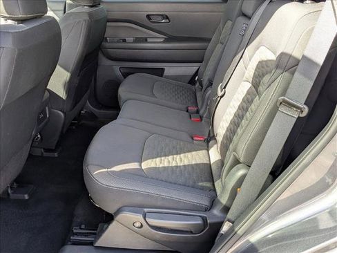 Used 2024 Nissan Pathfinder S image 18