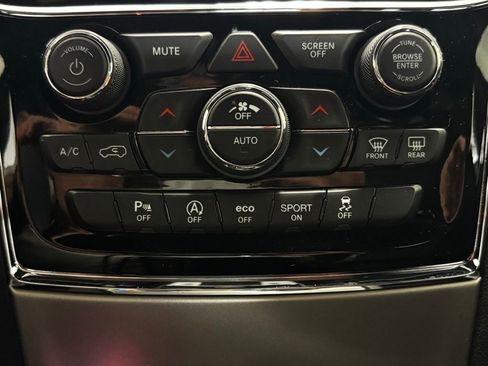 Used 2020 Jeep Grand Cherokee Limited w/ Premium Lighting Group AWD/4WD image 19