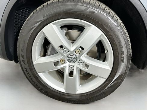 Used 2013 Volkswagen Touareg TDI image 33