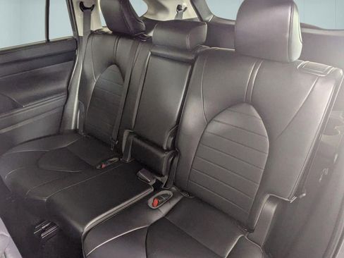 Used 2023 Toyota Highlander XLE AWD/4WD image 25