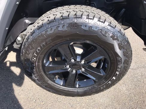 Used 2022 Jeep Wrangler Unlimited Sahara AWD/4WD image 30