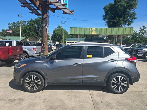 Used 2018 Nissan Kicks SV FWD image 2