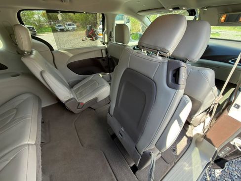 Used 2020 Chrysler Pacifica Touring-L FWD image 14