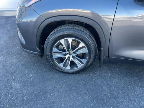 Used 2023 Toyota Highlander XLE image 6
