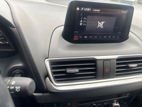Used 2018 MAZDA MAZDA3 Touring FWD image 13
