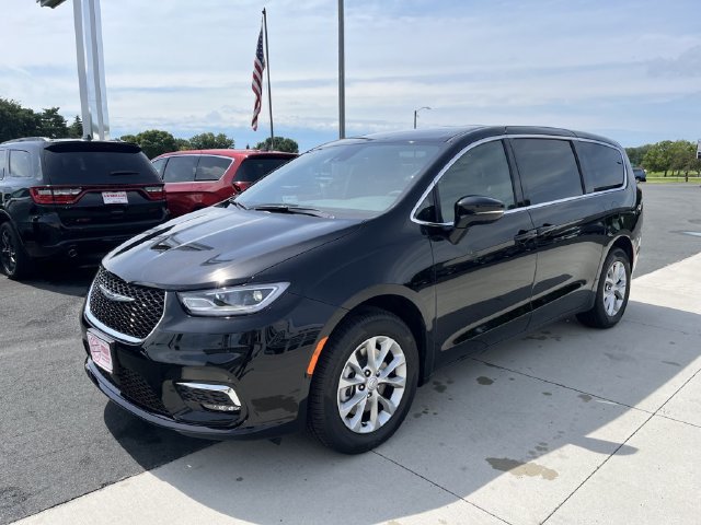 Used 2025 Chrysler Pacifica Select AWD/4WD image 4