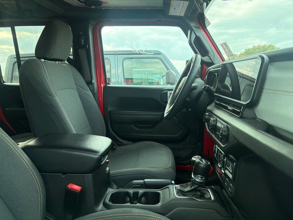 Used 2024 Jeep Wrangler Unlimited AWD/4WD image 2