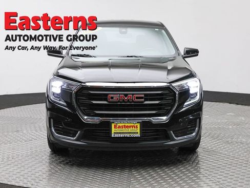 Used 2024 GMC Terrain SLE FWD image 2