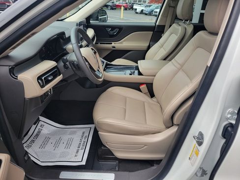 Used 2023 Lincoln Aviator AWD Standard 4dr SUV w/ Premium Package image 4