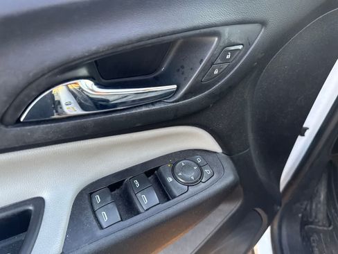 Used 2018 Chevrolet Equinox LT FWD image 19